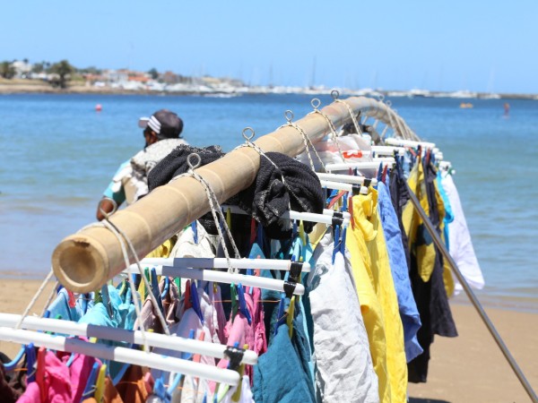 Intendencia de Maldonado incautó casi 700 artículos de dos vendedores de playa