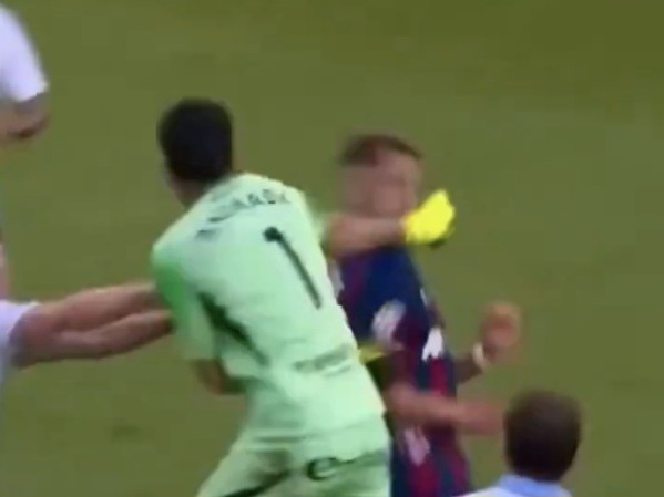 VIDEO| Futbolista golpeó a un rival tras ser expulsado y provocó una batalla campal