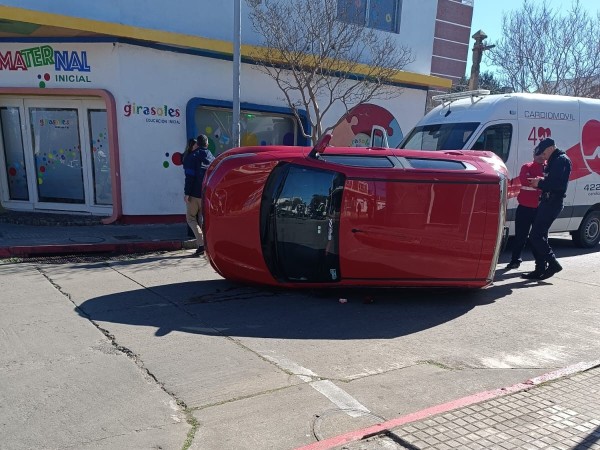 Un automóvil volcó en el centro de Maldonado