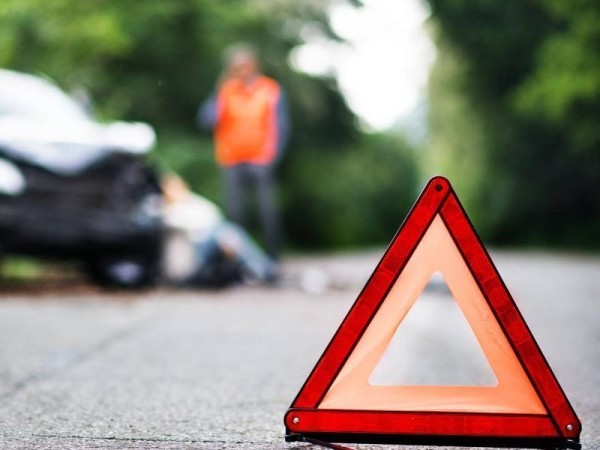 Choque entre un auto y una moto dejó a una joven lesionada
