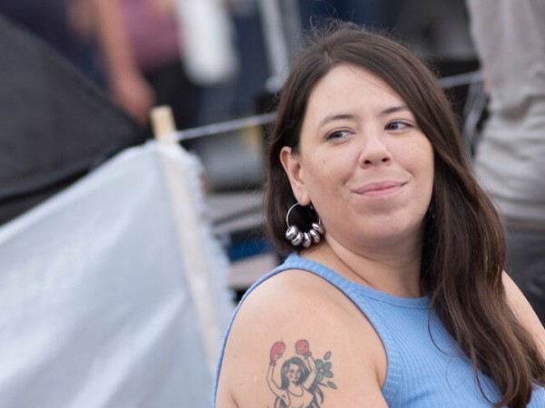 Senadora  generó controversia por comentario sobre sus ex parejas: “Cada vez que me stalkeas, estoy más buena"