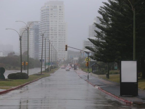 Comienzo de semana con precipitaciones y tormentas, rachas superiores a los 50 km/h en zonas costeras