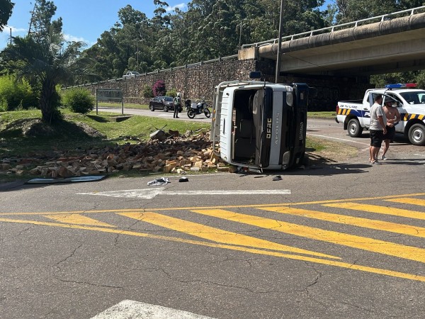 Camión se quedó sin frenos y volcó en Solanas