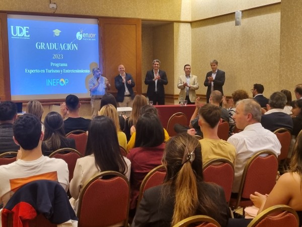 Se graduaron 42 expertos en Turismo y Entretenimiento, carrera creada entre Enjoy y UDE