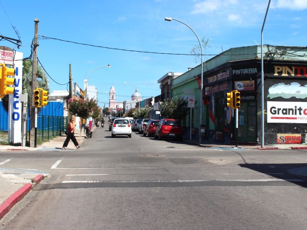 Instalan nuevos semáforos en la esquina de 18 de Julio y Román Bergalli