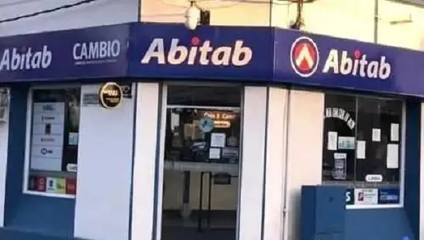 Autores de atraco a...