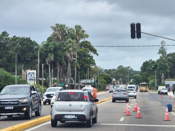 Controversia por semáforo de La Barra: Antía dijo que “está bien puesto y tiene una razón de ser”