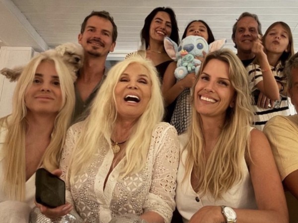 Entre brindis y sonr...