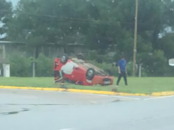 Automóvil volcó en r...