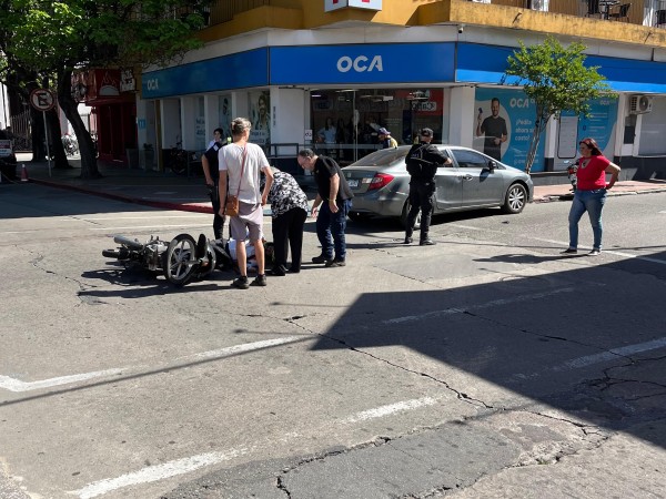 Motociclista resultó lesionado tras siniestro de tránsito en el centro de Maldonado