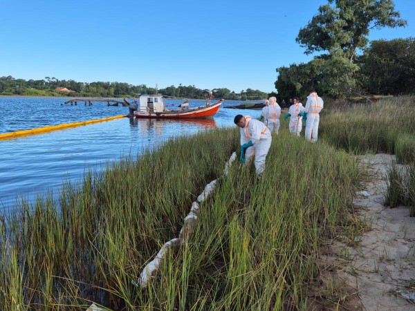 Personal especializado finalizó tareas de limpieza en el arroyo Solís tras el derrame de petróleo por rotura de oleoducto