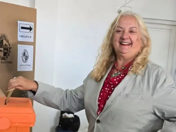 Francia Barrios cues...