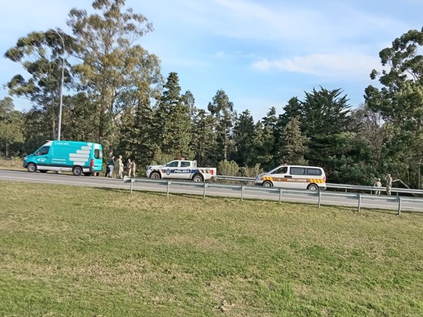 Ciudadano argentino resultó lesionado al estrellar su rodado contra un cartel