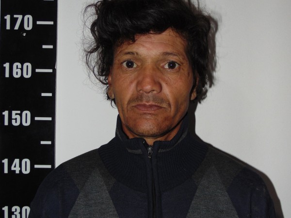 Un hombre estaba durmiendo cuando de madrugada vio a un ladrón rompiendo la ventana de su casa para ingresar
