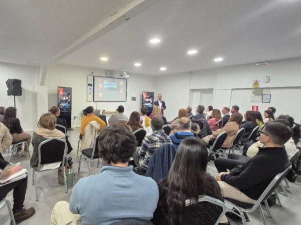 Más de 60 empresarios participaron en charla sobre cómo atraer clientes con Instagram y WhatsApp