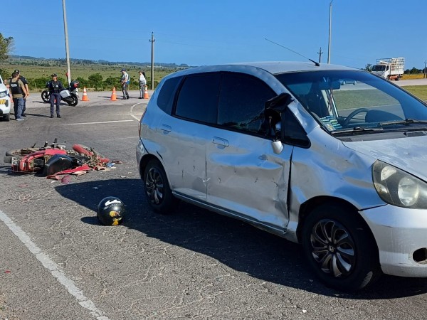 Choque entre un auto y una moto dejó un hombre lesionado
