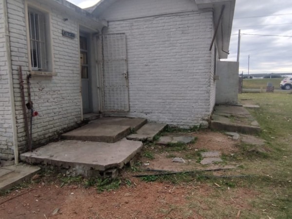 Familias de la Escuela N°44 denuncian deterioro edilicio y reclaman reformas