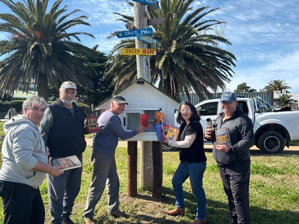 Se instaló un espacio de uso público en Punta Fría para depositar libros y hacer uso de ellos