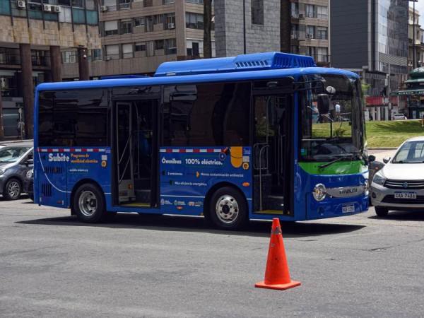 minibus, intendencia de maldonado, akai, eléctrico,