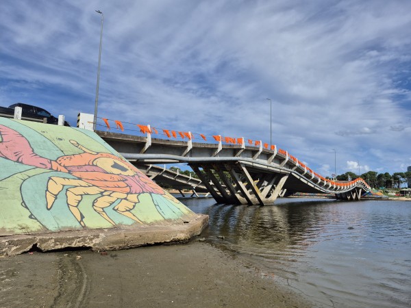 La Comunidad Israelita de Punta del Este intervino el puente de La Barra en homenaje a víctimas del conflicto en Gaza