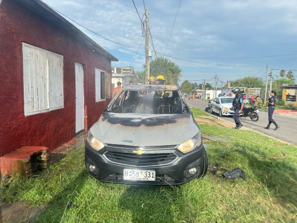 Policía investiga atentado con una bomba molotov a un auto y disparos de arma de fuego a casa en San Carlos