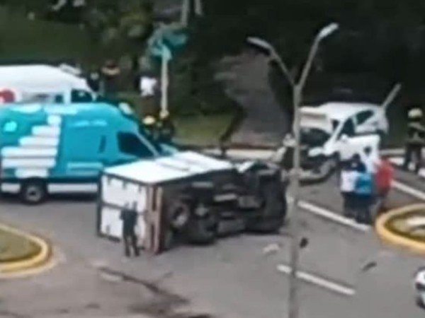 Camión volcó tras colisionar con automóvil conducido por un adolescente