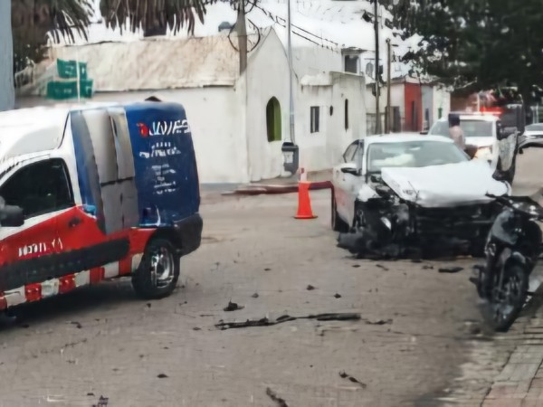 Choque entre auto y...