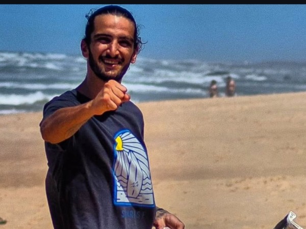 Caminó 15.000 kilómetros limpiando playas con una máscara de gas: “Me desperté del coma con ganas de cambiar el mundo”