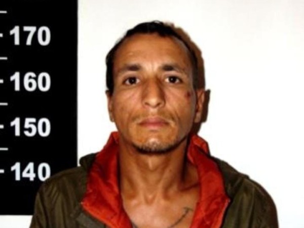 Ladrón entró a una finca para robar pero fue atrapado por la policía cuando huía con dos perfumes