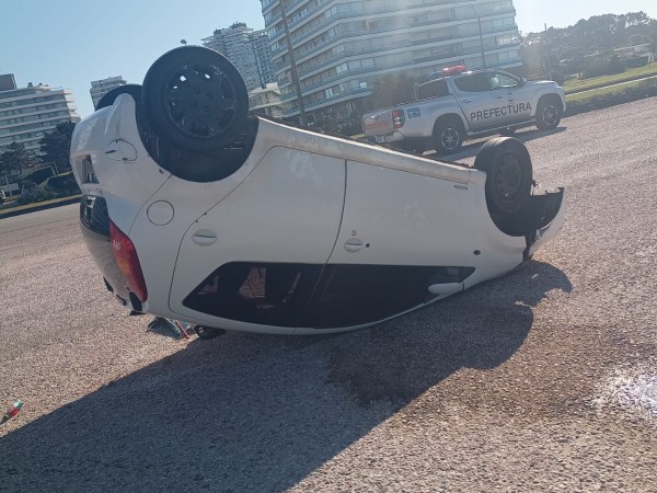 Encontraron un auto dado vuelta en la parada 8 de la Brava