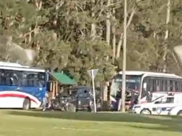Choque en cadena entre dos ómnibus y una camioneta en La Barra