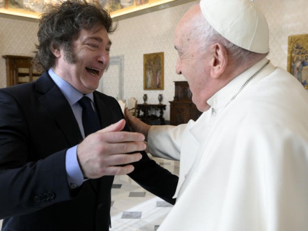 Javier Milei visitó al papa Francisco y le llevó de regalo alfajores