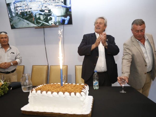 Antía sopló la velita...