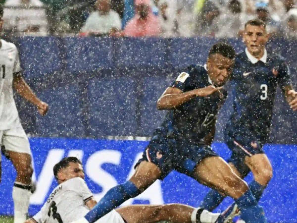 Tormenta eléctrica demora el partido entre Francia e Irak en el Mundial