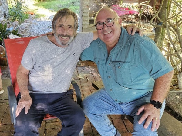 La edad, la experiencia de gestión y su perra alejan al frenteamplista Invernizzi de una eventual candidatura