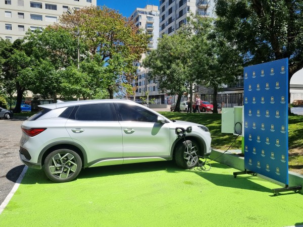 Junta Departamental inauguró cargador eléctrico de automóvil que costó 4000 dólares