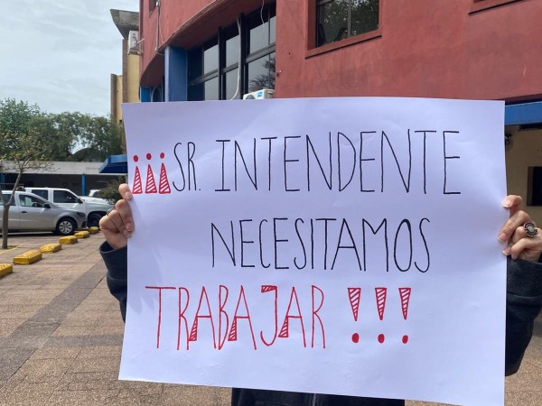 Conductores de multiplataformas hicieron cola en la Intendencia por cupos y enviaron carta a la Junta Departamental