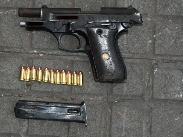 Descartó un arma de fuego durante una persecución y quedó bajo arresto domiciliario