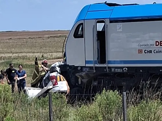 Dos policías murieron al ser arrastrados casi un kilómetro tras colisionar con el Ferrocarril Central