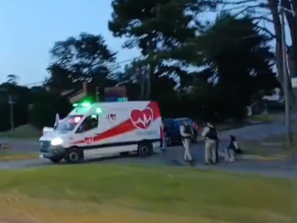Mujer sufrió una caída en su moto y fue trasladada con lesiones a un centro asistencial