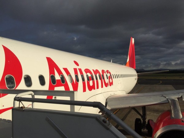 Pasajeros de Avianca se quedaron varados en Carrasco; denuncian que la empresa se negó a proporcionar compensaciones