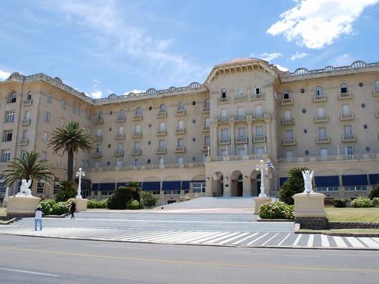 Tribunal de Cuentas ratificó contrato entre el gobierno y una empresa privada para remodelar el Argentino Hotel de Piriápolis