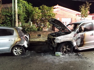Se investiga el incendio de dos vehículos en pleno centro de Maldonado