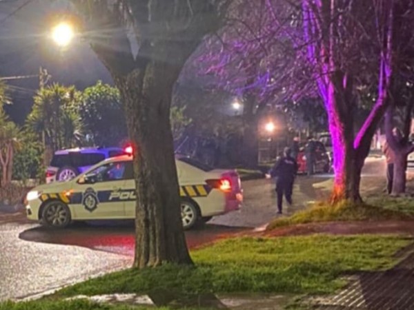 Tirotearon una casa en barrio Sarubbi; rápida respuesta de la policía que detuvo a los autores del ataque