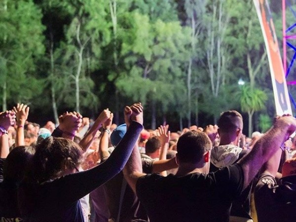 200 adolescentes y j...