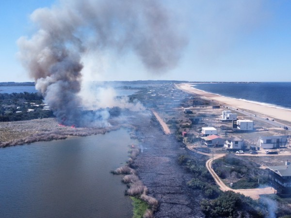 Bomberos voluntarios de José Ignacio trabajó en incendio de Santa Mónica
