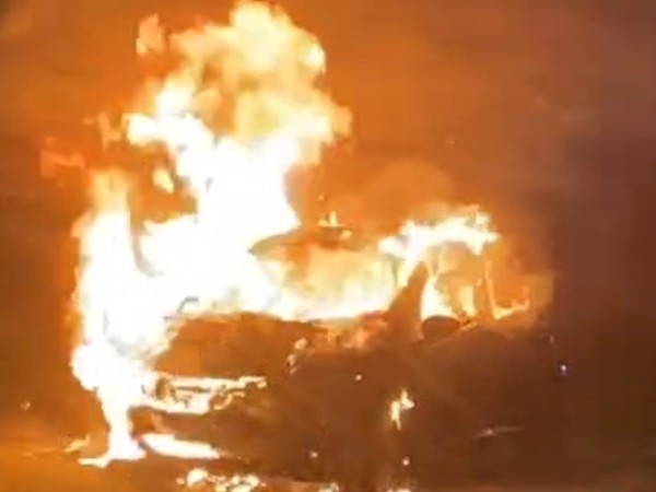Incendio destruyó por completo un vehículo: presuntos propietarios estarían en Chuy