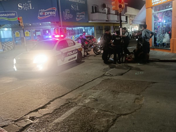 Moto policial se dir...