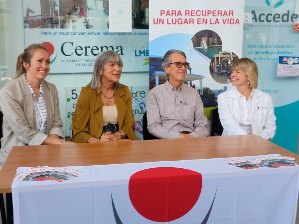 Pasarela Solidaria,...