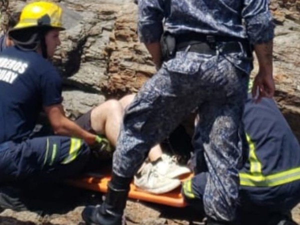 Un hombre fue rescatado tras caer en una zona rocosa en Punta Ballena